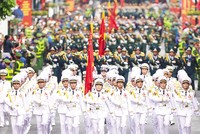 Khi những đoàn quân lớp lớp mạnh mẽ đi qua, trong triệu triệu vòng tay và tấm lòng Nhân dân, quân - dân cùng chung một ý chí, chung một nhịp đập lịch sử hào hùng của dân tộc 