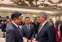 Quyền Bộ trưởng Bộ Công thương Lê Mạnh Hùng trao đổi với ông David Fogel, Trợ lý Bộ trưởng Bộ Thương mại, Giám đốc cơ quan Thương mại quốc tế Mỹ. 