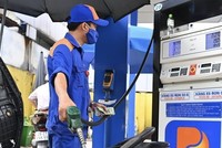 Giá xăng tăng mạnh từ 15 giờ chiều nay, đưa xăng RON95 vượt 20.000đ/lít. 