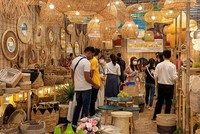 Khách tham quan ghé thăm các gian hàng của VIFA EXPO 2025.