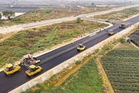 Thi công xây dựng đường song hành thuộc Dự án vành đai 4 vùng Thủ đô. 