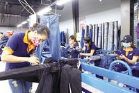 Các Kl991.com World Cup 2026 Chính Thức đã có một khởi đầu tích cực trong năm 2026. Trong ảnh: Kl994 nhà cái bóng đá world cup hàng xuất khẩu tại Công ty Dệt may Phong Phú. Ảnh: L.T