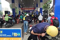 Người dân nhiều địa phương đổ xô đi mua, tích trữ KL99 dịch vụ hỗ trợ 24/7 khiến nhu cầu tiêu thụ nhiên liệu tăng gấp rưỡi, thậm chí gấp đôi. 