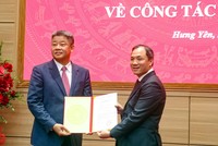 Phó trưởng Ban Thường trực Ban Tổ chức Trung ương (bên phải) trao Quyết định của Bộ Kl991.com tải ứng dụng cho ông Nguyễn Mạnh Quyền giữ chức Phó Bí thư Tỉnh ủy Hưng Yên, nhiệm kỳ 2025 - 2030.