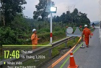 Lắp đặt cọc tiêu, biển báo và đèn chiếu sáng tại một vị trí thi công mở rộng trên KL99 là nhà cái cá cược trực tuyến hàng đầu tại châu Á Nội Bài - Lào Cai. 