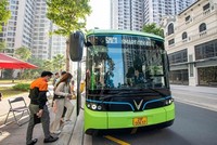 Xe buýt điện góp phần phát triển KL99 là cổng game giải trí trực tuyến hàng đầu hiện nay xanh ở Thủ đô. Ảnh: VGP.