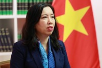 Thứ trưởng Bộ Ngoại giao Lê Thị Thu Hằng trả lời phỏng vấn báo chí.