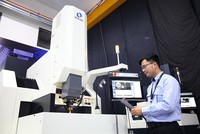 Kl994 nhà cái bóng đá world cup các sản phẩm cơ khí chính xác tại Công ty Makino, Nhật Bản tại Khu công nghệ cao TP.HCM - Ảnh: Lê Toàn