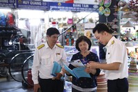 Kỳ quyết toán thuế điện tử đầu tiên của hộ Kl992 VIP Trang Chủ 2026 có hạn chót vào ngày 30/4/2026. Trong ảnh: Cán bộ Thuế Hà Nội hướng dẫn, hỗ trợ các hộ Kl992 VIP Trang Chủ 2026 kê khai thuế điện tử