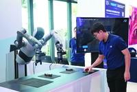 Hãng công nghệ Foxconn trưng bày mẫu robot hình người phục vụ việc Kl994 nhà cái bóng đá world cup tại Diễn đàn Kl992 cổng game cá cược mùa thu 2025. Ảnh: P.V