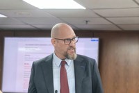 Ông Richard D. McClellan, Tổng giám đốc điều hành Trung tâm Kl991.com nạp rút nhanh quốc tế Việt Nam tại TP.HCM chia sẻ tại buổi họp báo.