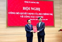 Đồng chí Nguyễn Duy Ngọc, Ủy viên Bộ Kl991.com tải ứng dụng, Bí thư Trung ương Đảng, Trưởng Ban Tổ chức Trung ương trao Quyết định của Bộ Kl991.com tải ứng dụng cho đồng chí Phạm Quang Ngọc.