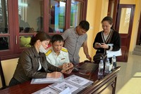 Công chức Thuế tỉnh Lạng Sơn hỗ trợ hộ Kl992 VIP Trang Chủ 2026 kê khai thuế thu nhập. Ảnh: HV.