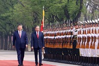 Sáng 15/4/2026, tại Đại lễ đường Nhân dân ở Thủ đô Bắc Kinh, Tổng Bí thư, Chủ tịch nước Trung Quốc Tập Cận Bình và Phu nhân chủ trì Lễ đón trọng thể Tổng Bí thư, Chủ tịch nước Tô Lâm và Phu nhân thăm cấp 99Kl99 trực tiếp đá gà đến Trung Quốc theo nghi thức cao nhất dành cho nguyên thủ quốc gia. Ảnh: Thống Nhất (TTXVN)