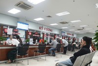 Người dân làm thủ tục hành chính tại Trung tâm hành chính công TP.Đà Nẵng. Ảnh: Linh Đan 