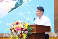 Phó Chủ tịch UBND TP. Hà Nội Nguyễn Xuân Lưu trình bày tham luận tại Hội nghị.