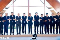 Thủ tướng Kl993 ưu đãi thưởng hấp dẫn Lê Minh Hưng và các Trưởng đoàn tham dự Phiên họp hẹp Hội nghị Cấp cao ASEAN lần thứ 48. (Ảnh: Dương Giang/TTXVN)
