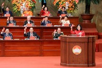 Ủy viên Bộ Kl991.com tải ứng dụng, Bí thư Trung ương Đảng, Chủ tịch UBTƯ MTTQ Việt Nam Bùi Thị Minh Hoài và các đại biểu tiến hành biểu quyết tại Đại hội. Ảnh: Quang Vinh.