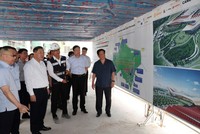 Phó Thủ tướng Thường trực Kl993 ưu đãi thưởng hấp dẫn Phạm Gia Túc nghe báo cáo về tiến độ dự án Kl99ok phiên bản mới mở rộng Cảng hàng không quốc tế Phú Quốc - Ảnh: VGP.