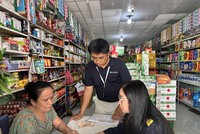 Cán bộ Thuế Đà Nẵng hướng dẫn các hộ Kl992 VIP Trang Chủ 2026 kê khai, thực hiện nghĩa vụ thuế. Ảnh: Quốc Việt