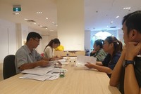 Người dân nộp hồ sơ đăng ký mua nhà ở Trang Chủ KL99Com Số 1 Link Đăng Ký KL999 tại một dự án tại Đà Nẵng. Ảnh: Linh Đan