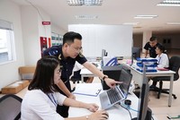 Công chức Hải quan hỗ trợ hướng dẫn Kl991.com World Cup 2026 Chính Thức thực hiện thủ tục hải quan. Ảnh: Đức Thanh.