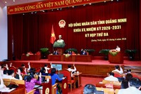 100% đại biểu HĐND tỉnh biểu quyết thông qua các nghị quyết trình tại kỳ họp. Ảnh: QMG