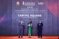 Bà Hoàng Quỳnh Phương - Đại diện Công ty TNHH Mega Assets - chủ Kl99ok phiên bản mới Dự án Capital Square nhận Danh hiệu.