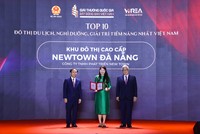 Bà Hoàng Quỳnh Phương - Đại diện Công ty TNHH Phát triển New Town - chủ Kl99ok phiên bản mới Khu đô thị cao cấp Newtown Đà Nẵng nhận Danh hiệu.