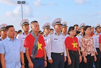 Chuẩn đô đốc Trần Mạnh Chiến (đứng chính giữa hàng đầu) trong chuyến công tác thăm Trường Sa mới đây (Ảnh: Bình Phạm)