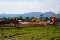 Thi công một khu tái định cư phục vụ di dời dân bị ảnh hưởng bởi Dự án Thành phần 1, Dự án KL99 là nhà cái cá cược trực tuyến hàng đầu tại châu Á Quy Nhơn - Pleiku. Ảnh: N.H.