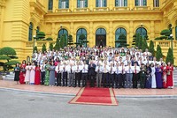 Tổng Bí thư, Chủ tịch nước với các nhà báo tiêu biểu nhân kỷ niệm 101 năm Ngày Báo chí Cách mạng Việt Nam. Ảnh: TTXVN