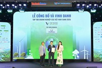 Ông Đồng Quang Thức - Giám đốc Ban ESG Kl994 game bài casino hấp dẫn Phenikaa, Phó tổng giám đốc Vicostone nhận chứng nhận từ chương trình.