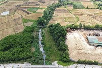 Tuyến kênh chìm Sơn Tịnh bị nhuộm đen bởi nước thải từ một số cơ sở trong Cụm công nghiệp Tịnh Ấn Tây