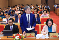 Phó Chủ tịch UBND TP. Hà Nội Trương Việt Dũng trả lời câu hỏi của đại biểu.
