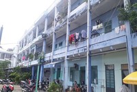 Khu chung cư Lâm đặc sản Hòa Cường đã xuống cấp nghiêm trọng, cần phải giải tỏa, di dời các hộ dân. Ảnh: Hoàng Anh