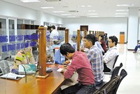 Người dân làm thủ tục hành chính tại Trung tâm Hành chính công TP. Đà Nẵng. Ảnh: Linh Đan