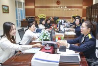 Công chức Thuế tỉnh Thái Nguyên hỗ trợ người nộp thuế thực hiện Kl992 Tham Gia Ngay thuế. Ảnh: Đức Thanh