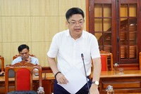 Ông Hồ Xuân Hoè, Giám đốc Sở Công Thương Quảng Trị báo cáo tại cuộc họp. Ảnh: Trường Nhật