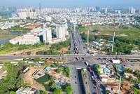 Nút giao Mỹ Thủy đã hoàn thành hầm chui và một phần cầu vượt nhưng còn nhiều hạng mục khác đang vướng giải phóng mặt bằng - Ảnh: Lê Toàn