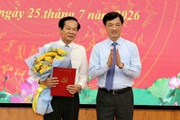 Trưởng Ban Tổ chức Trung ương Nguyễn Duy Ngọc trao quyết định cho ông Đỗ Thanh Bình. Ảnh: Phạm Trung