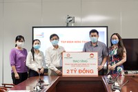 Đại diện Ban Thường trực Ủy ban MTTQ – Ban vận động, tiếp nhận và phân phối Quỹ phòng, chống dịch Covid-19 Thành phố, HCDC cùng Sở Y tế TP.HCM tặng hoa và thư cảm ơn cho đại diện Kl994 game bài casino hấp dẫn Hưng Thịnh 