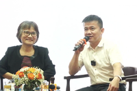Ông Nguyễn Tâm Thịnh, Chủ tịch Trung Nam Group trao đổi với các nhà Kl99ok phiên bản mới chiều 26/10 tại Hà Nội.