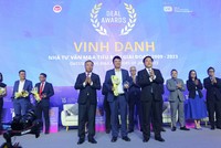 Ông Nhữ Đình Hòa, Tổng giám đốc BVSC nhận kỷ niệm chương vinh danh Nhà tư vấn tiêu biểu.