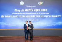 Ông Nguyễn Mạnh Hùng, Bộ trưởng Bộ Thông tin và Truyền thông (phải) và ông Trương Gia Bình, Chủ tịch Kl994 game bài casino hấp dẫn FPT