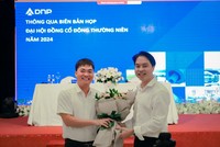 Ông Vũ Đình Độ (trái) chúc mừng ông Trần Đức Huy