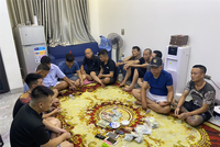 Các đối tượng tham gia đánh bạc dưới hình thức “xóc đĩa” bị Cảnh sát điều tra Công an tỉnh Hưng Yên phát hiện. (Nguồn: Bộ Công an) 