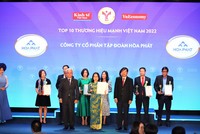 Bà Nguyễn Thị Thảo Nguyên, Phó tổng giám đốc Kl994 game bài casino hấp dẫn Hòa Phát lên nhận Top 10 Thương hiệu Mạnh Việt Nam.