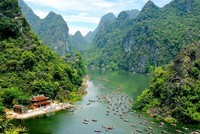 Nâng cao năng lực cạnh tranh ngành du lịch, không chỉ bằng giá