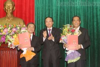 Ông Nguyễn Thanh Bình (bên phải) và ông Võ Kim Cự (bên trái) nhận quyết định của Bộ Kl991.com tải ứng dụng. Nguồn: Báo Hà Tĩnh